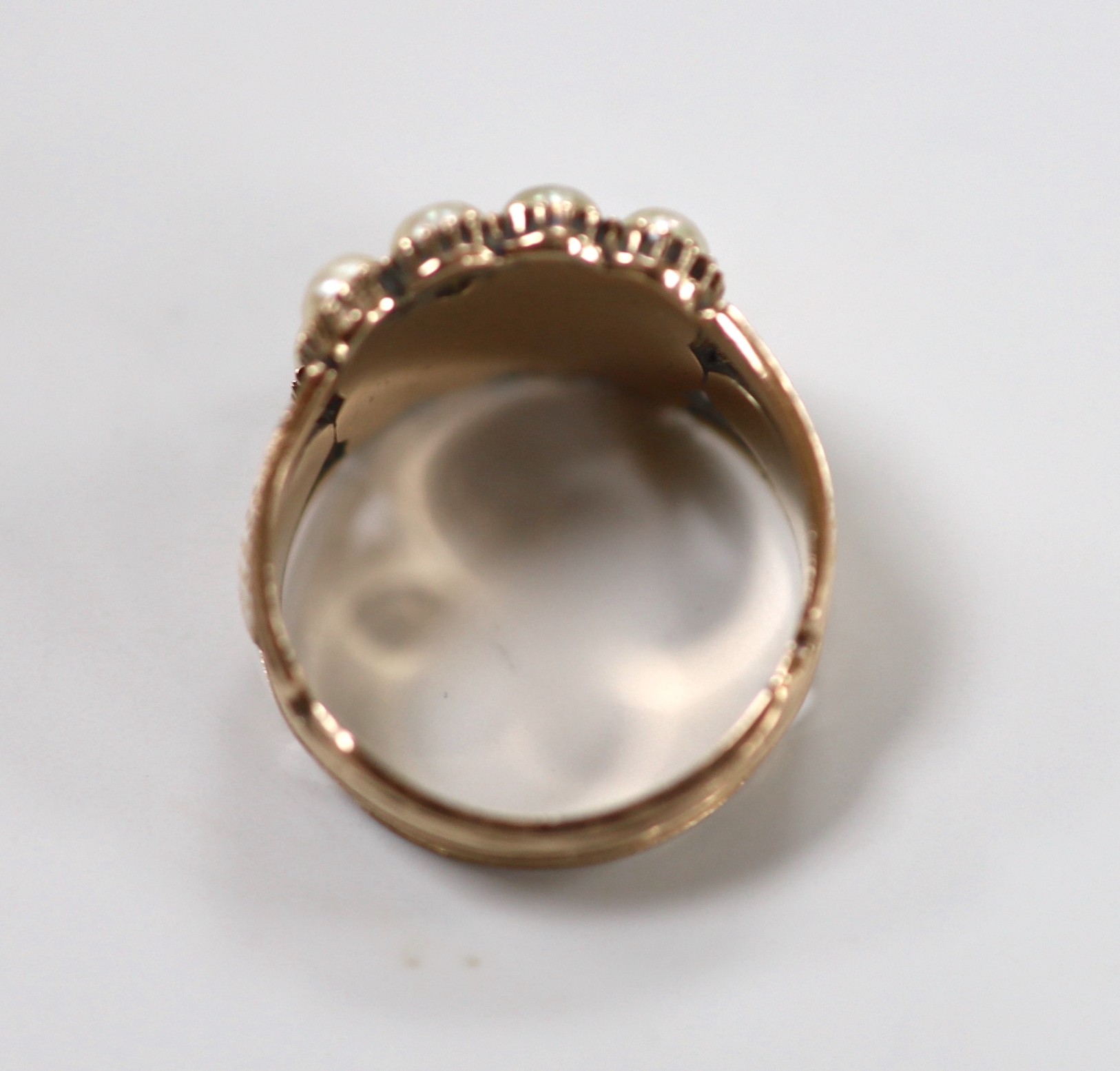 A 19th century yellow metal, plaited hair, enamel and split pearl set mourning ring, size P, gross weight 5.3 grams